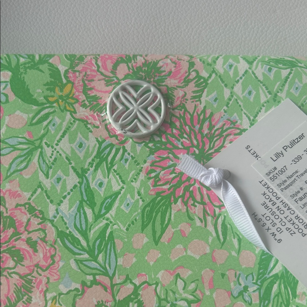 Lilly Pulitzer Pink and Green Floral Passport Travel wallet BNWT - Picture 3 of 16